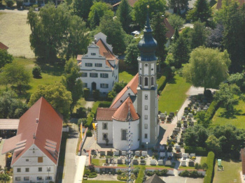 Hl. Kreuz mit Pfarrhof in Schwabhausen