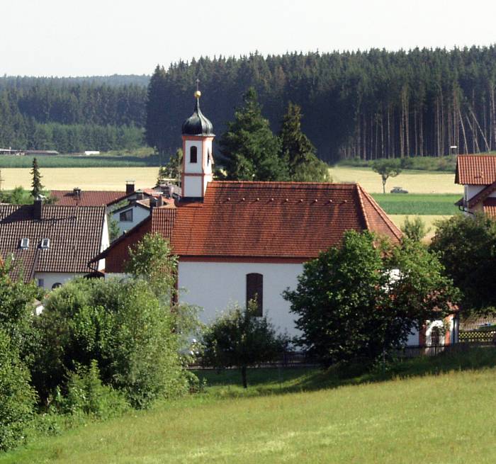 St. Elisabeth steht inmitten des Ortes...