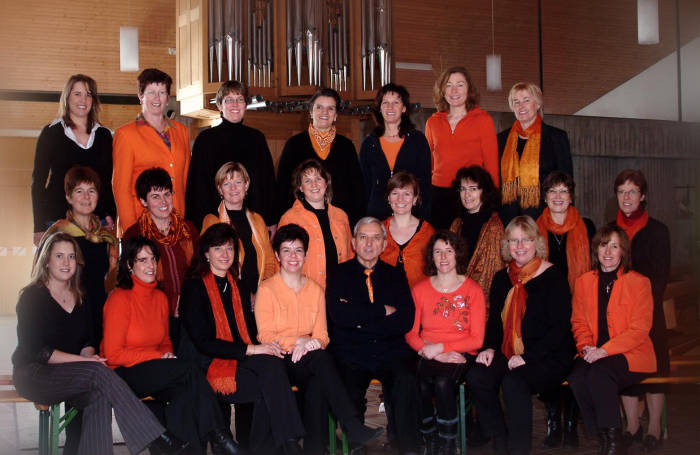 Der Shalomchor mit Gründer und Chorleiter Bruno Estner im Januar 2008 Der Shalomchor mit Gründer und Chorleiter Bruno Estner im Januar 2008